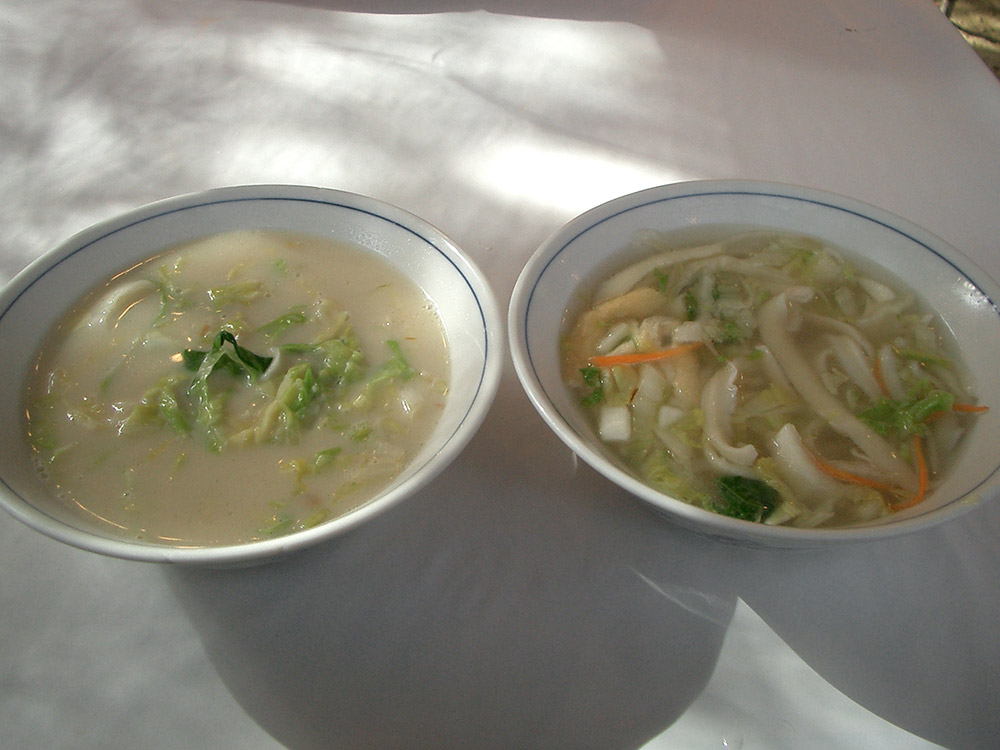 刀削麺。左はゴマ味、右は白菜の塩味